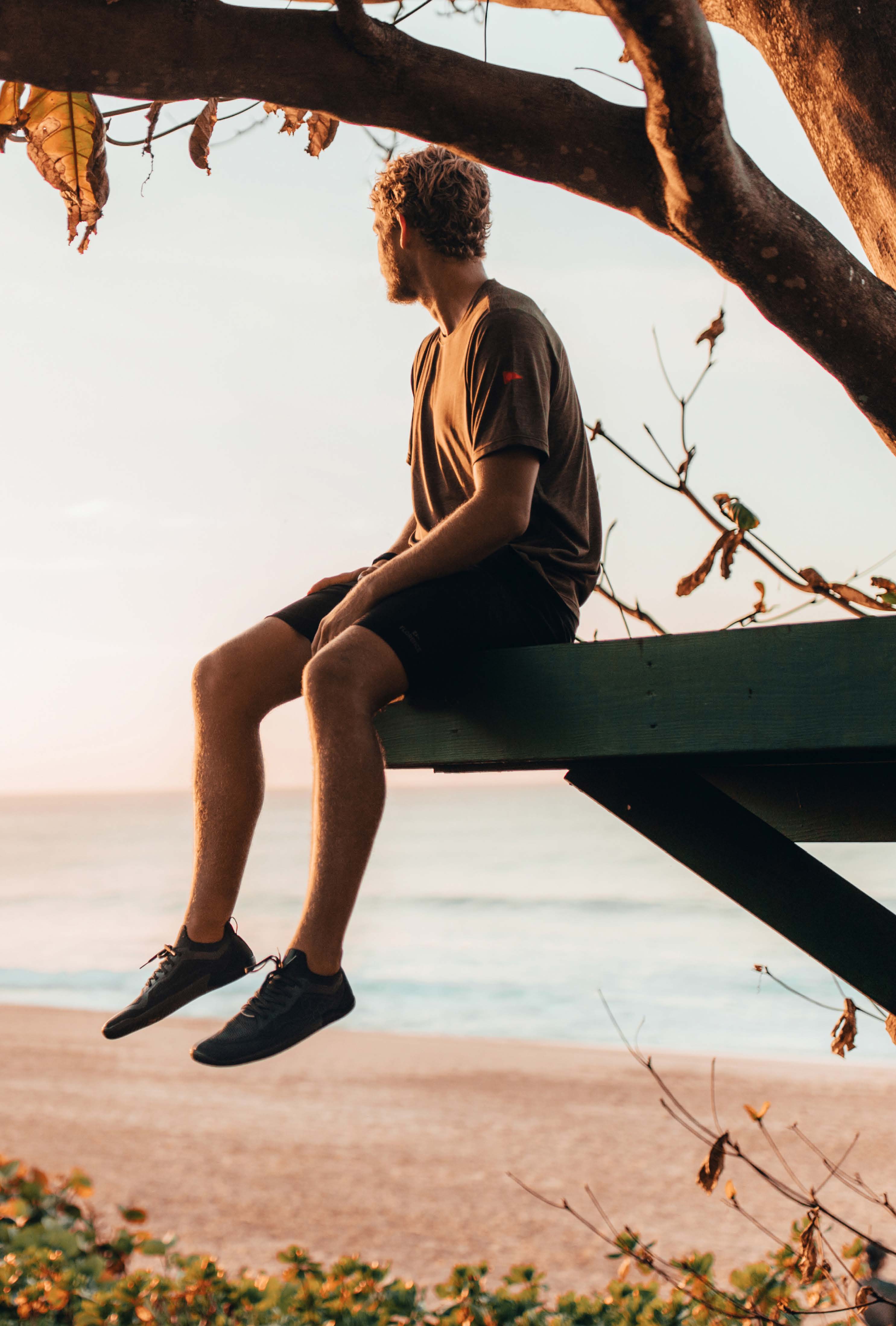 John John Florence sentado mirando al mar