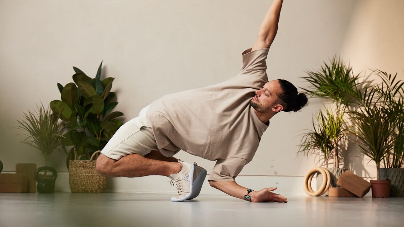 Hombre con calzado vivobarefoot haciendo ejercicio de flexibilidad